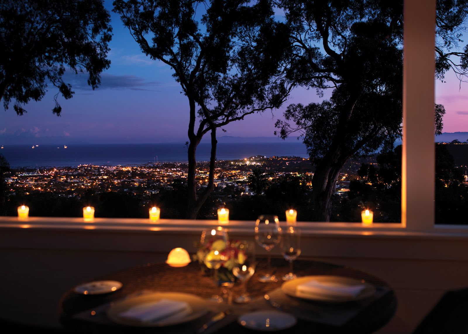 Cena al atardecer con vista a la ciudad