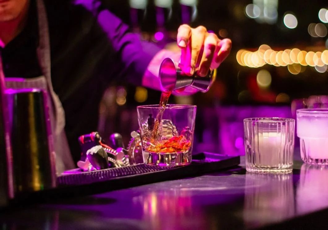 Coctelería de autor durante una experiencia nocturna
